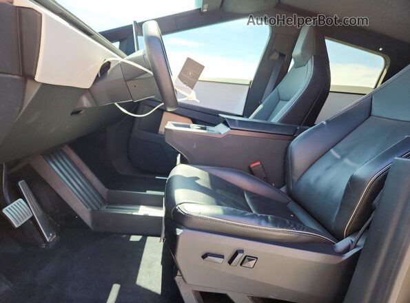 7G2CEHED8RA012737 2024 TESLA CYBERTRUCK White Widok wnętrza z przodu