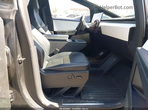 7G2CEHEE0RA009114 2024 TESLA CYBERTRUCK Серебряный Вид салона спереди