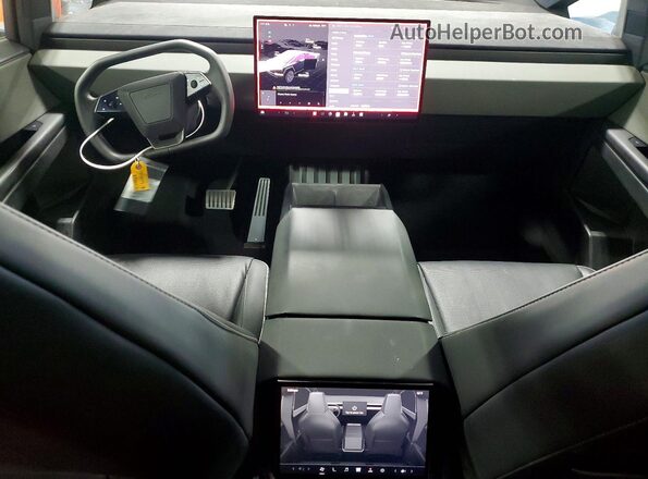 7G2CEHEE0RA042548 2024 TESLA CYBERTRUCK Серебряный Вид панели приборов