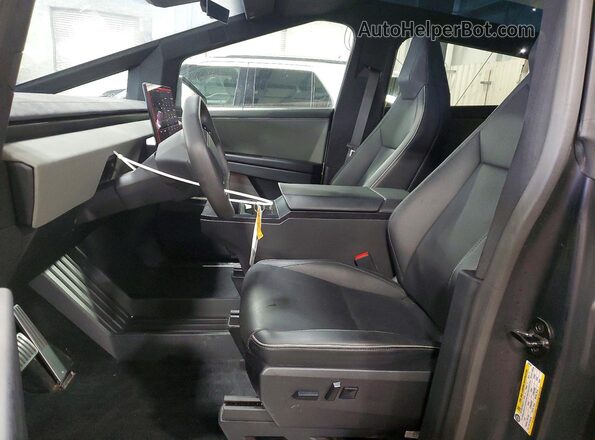 7G2CEHEE0RA042548 2024 TESLA CYBERTRUCK Серебряный Вид салона спереди