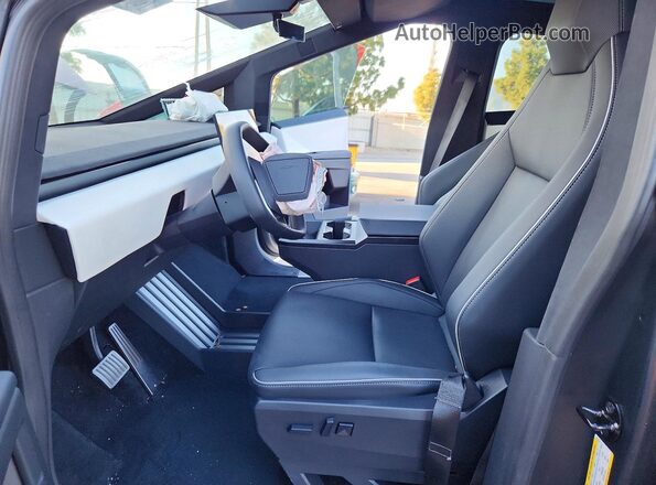 7G2CEHEE2SA071779 2025 TESLA CYBERTRUCK Red Widok wnętrza z przodu