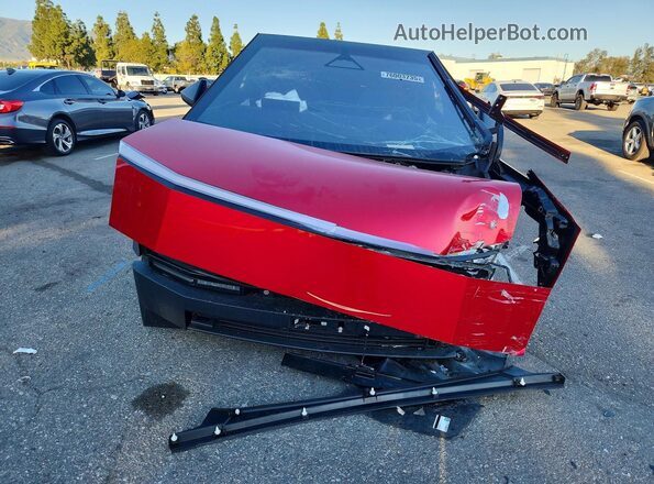 7G2CEHEE2SA071779 2025 TESLA CYBERTRUCK Red Widok z przodu