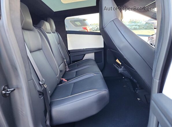 7G2CEHEE2SA071779 2025 TESLA CYBERTRUCK Red Widok tylnych siedzeń