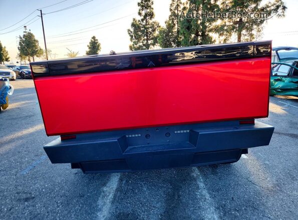 7G2CEHEE2SA071779 2025 TESLA CYBERTRUCK Red Widok z tyłu