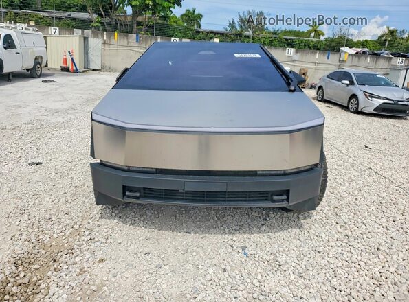 7G2CEHEE5RA039371 2024 TESLA CYBERTRUCK Серебряный Вид спереди