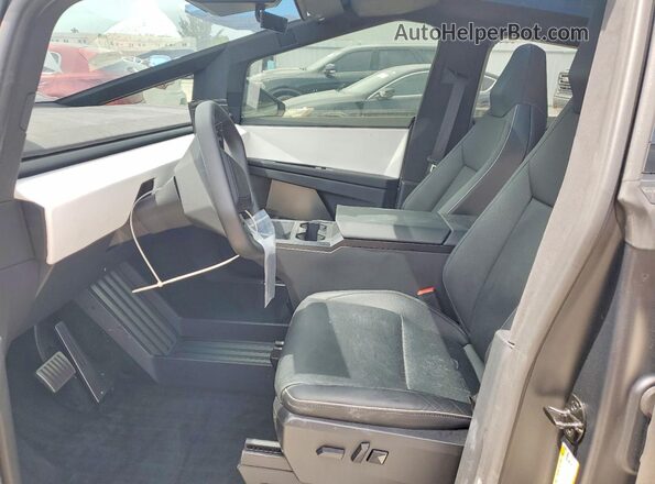 7G2CEHEE5RA039371 2024 TESLA CYBERTRUCK Серебряный Вид салона спереди