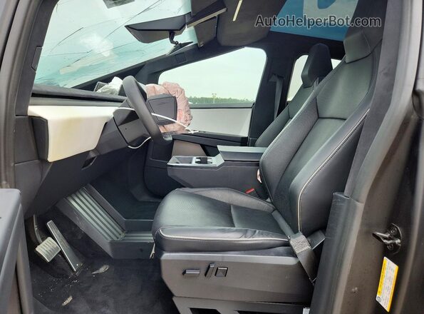 7G2CEHEE7RA019624 2024 TESLA CYBERTRUCK Gray Widok wnętrza z przodu