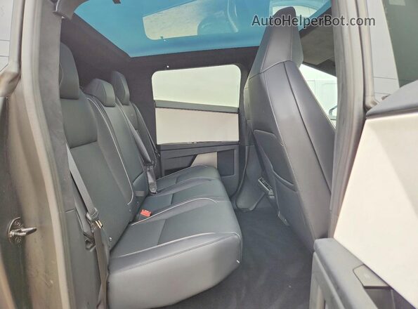 7G2CEHEE7RA019624 2024 TESLA CYBERTRUCK Gray Widok tylnych siedzeń