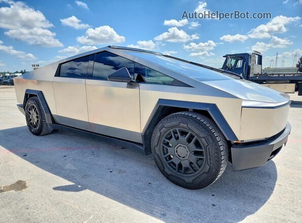 7G2CEHEE9RA026641 2024 TESLA CYBERTRUCK Серебряный Передняя правая четверть