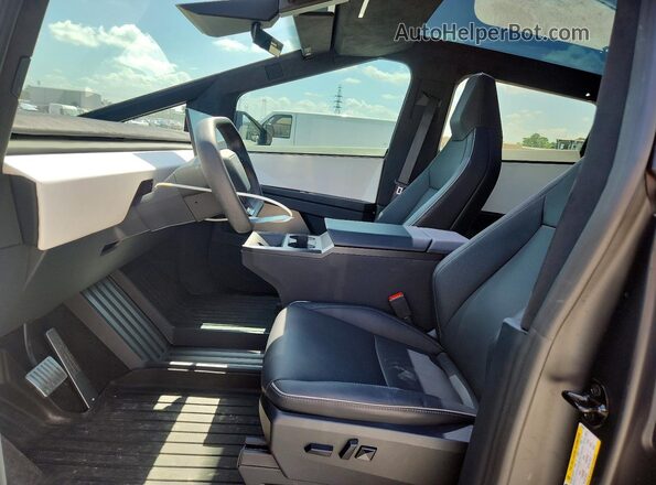 7G2CEHEE9RA026641 2024 TESLA CYBERTRUCK Серебряный Вид салона спереди