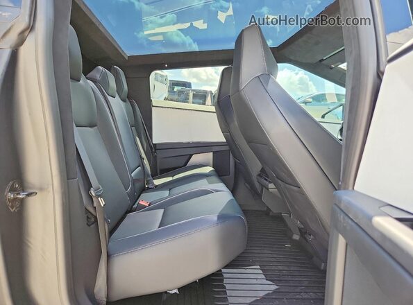7G2CEHEE9RA026641 2024 TESLA CYBERTRUCK Серебряный Вид задних сидений