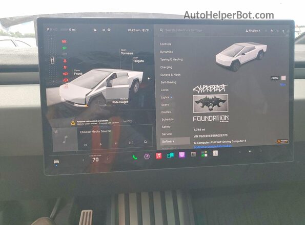 7G2CEHEE9RA026770 2024 TESLA CYBERTRUCK Silver ხელსაწყოთა პანელის ხედი