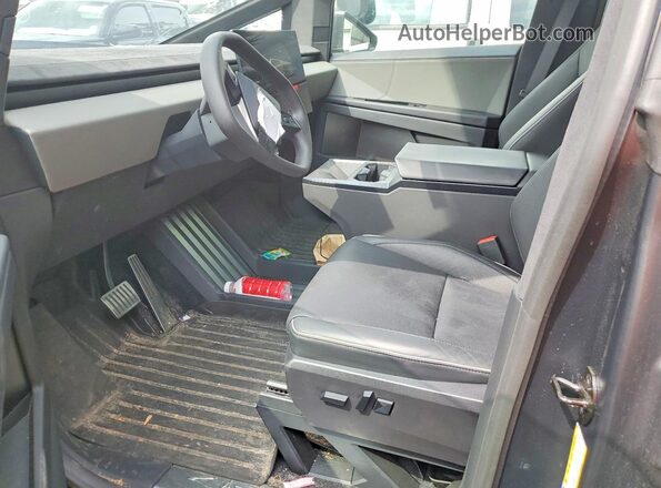 7G2CEHEE9RA026770 2024 TESLA CYBERTRUCK Silver წინა სალონის ხედი