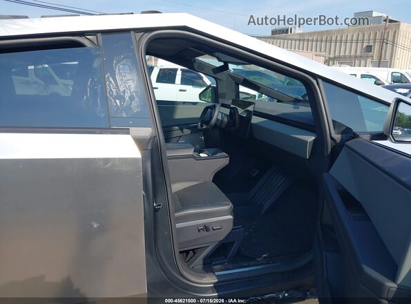 7G2CEHEE9RA031421 2024 TESLA CYBERTRUCK Silver წინა სალონის ხედი