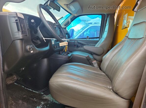 7GZ37TC77MN007770 2021 GMC SAVANA Yellow Front interior view