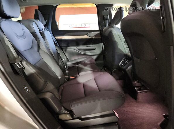 7JDEV3VL7SG017097 2025 VOLVO EX90 Gray Widok wnętrza z tyłu