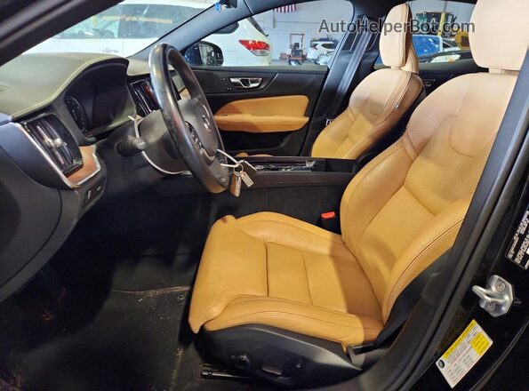 7JR102FL8KG005072 2019 VOLVO S60 Black Widok wnętrza z przodu