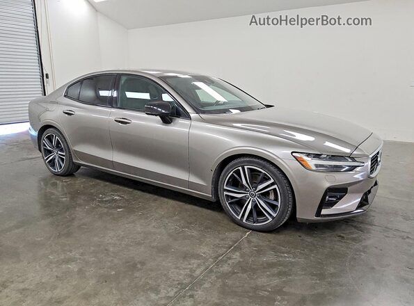 7JR102FM7KG006335 2019 VOLVO S60 Серый Передняя правая четверть