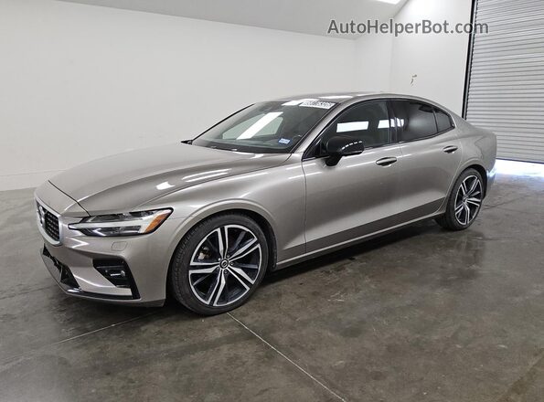 7JR102FM7KG006335 2019 VOLVO S60 Серый Вид наклейки с VIN-кодом