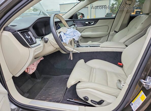 7JR102TL9MG113191 2021 VOLVO S60 Серый Вид салона спереди