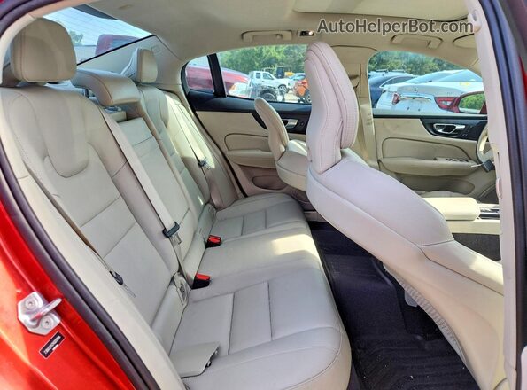 7JRA22TK7KG017994 2019 VOLVO S60 Red Widok tylnych siedzeń