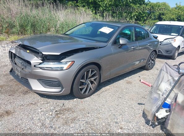 7JRA22TKXKG014443 2019 VOLVO S60 Gray Առջևի ձախ երեք քառորդ տեսարան