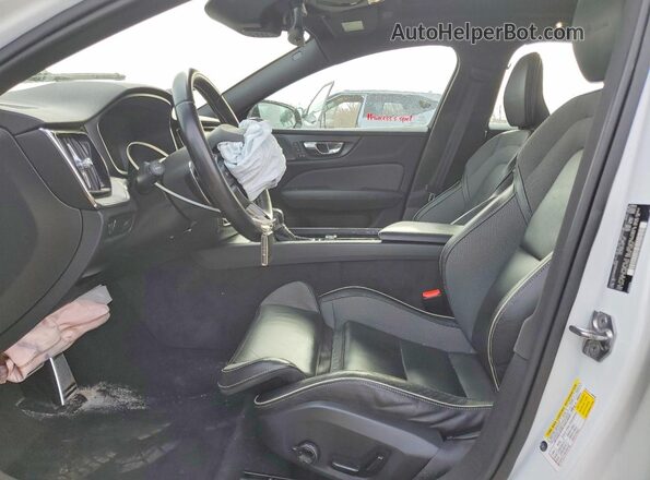 7JRA22TM7KG014501 2019 VOLVO S60 White Widok wnętrza z przodu