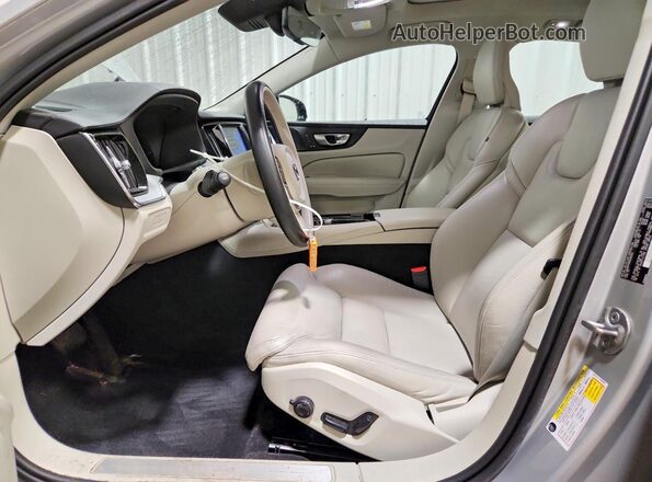 7JRH60FMXRG296260 2024 VOLVO S60 Silver Вид салону спереду
