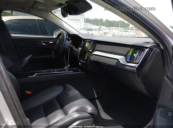 7JRL12FL2NG192142 2022 VOLVO S60 Silver Front interior view