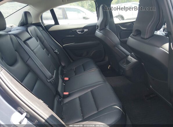 7JRL12TK0RG323084 2024 VOLVO S60 Navy VIN կոդի պիտակի տեսք