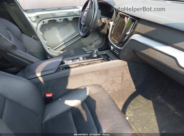 7JRL12TK8RG318652 2024 VOLVO S60 Silver წინა სალონის ხედი