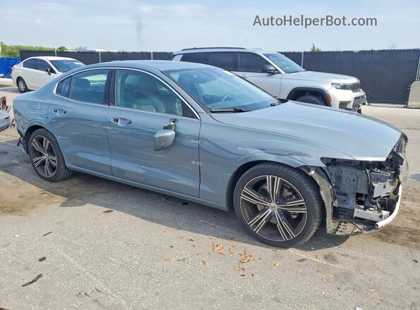 7JRL12TL7NG176068 2022 VOLVO S60 Gray Przód prawy