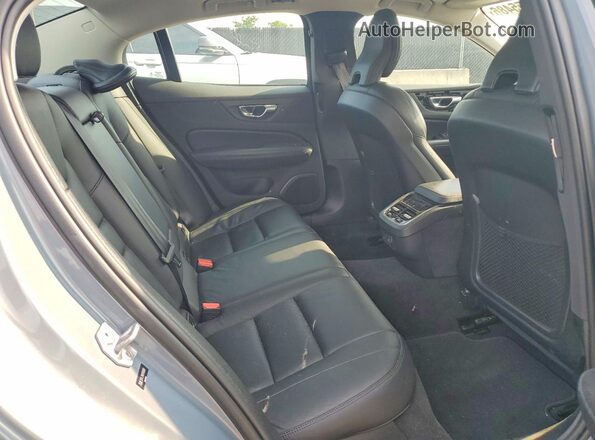 7JRL12TL7NG176068 2022 VOLVO S60 Gray Widok tylnych siedzeń