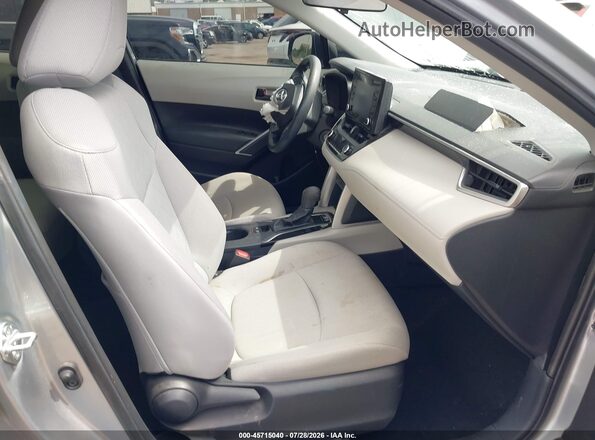 7MUAAAAG9NV009275 2022 TOYOTA COROLLA CROSS Серебряный Вид салона спереди