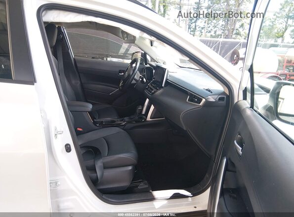 7MUDAABG4PV049083 2023 TOYOTA COROLLA CROSS Белый Вид салона спереди