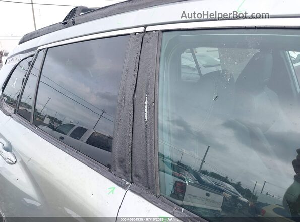 7MUDAABG7PV069568 2023 TOYOTA COROLLA CROSS Silver Widok wnętrza z tyłu