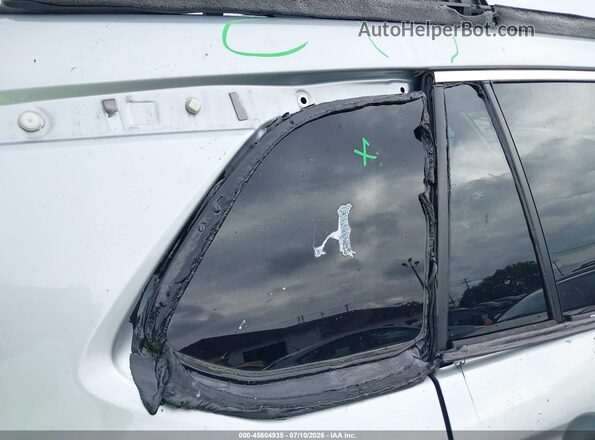 7MUDAABG7PV069568 2023 TOYOTA COROLLA CROSS Silver 