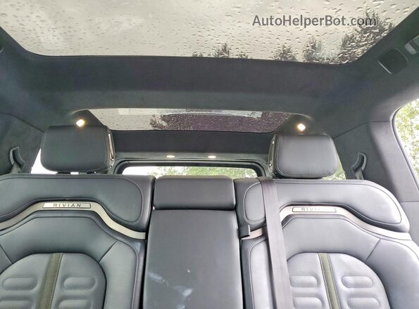 7PDSGABA0PN028709 2023 RIVIAN R1S Black Widok tylnych siedzeń