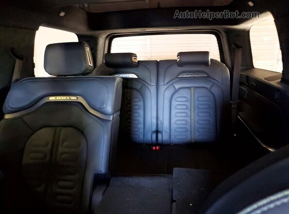 7PDSGABA3PN012584 2023 RIVIAN R1S Black უკანა სავარძლების ხედი