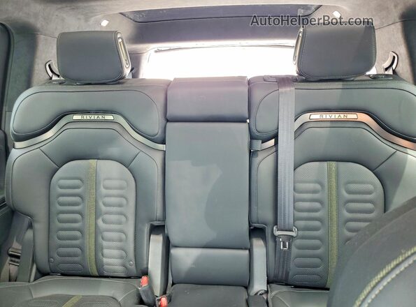 7PDSGABA3RN045264 2024 RIVIAN R1S Синий Вид задних сидений