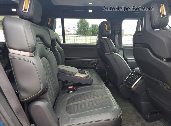 7PDSGABA3RN045264 2024 RIVIAN R1S Синий Вид задней части салона