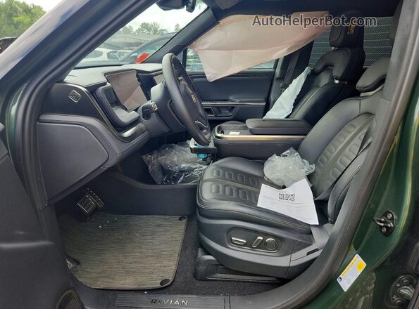 7PDSGABA4PN017440 2023 RIVIAN R1S Green Front interior view