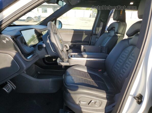 7PDSGBBA2RN039672 2024 RIVIAN R1S White Front interior view