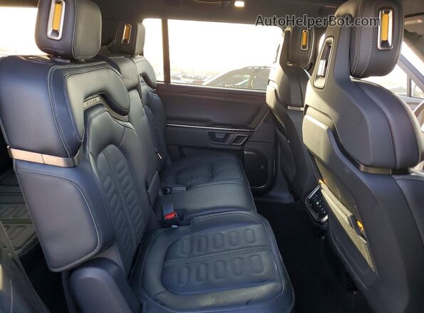 7PDSGBBA2RN039672 2024 RIVIAN R1S White Rear interior view
