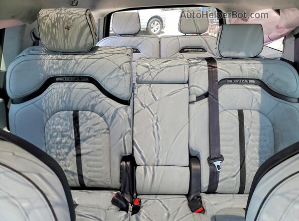 7PDSGBBA3RN034657 2024 RIVIAN R1S Gray უკანა სავარძლების ხედი