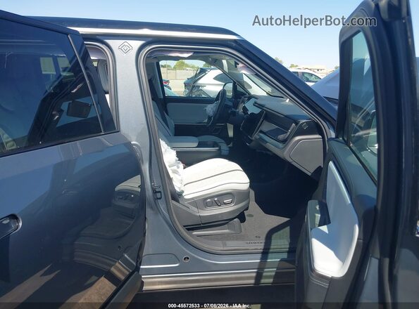 7PDSGBBA3RN036201 2024 RIVIAN R1S Gray Front interior view