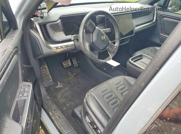 7PDSGBBA4SN064238 2025 RIVIAN R1S Серый Вид панели приборов