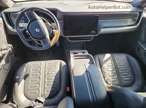 7PDSGBBA7RN032412 2024 RIVIAN R1S Белый Вид панели приборов