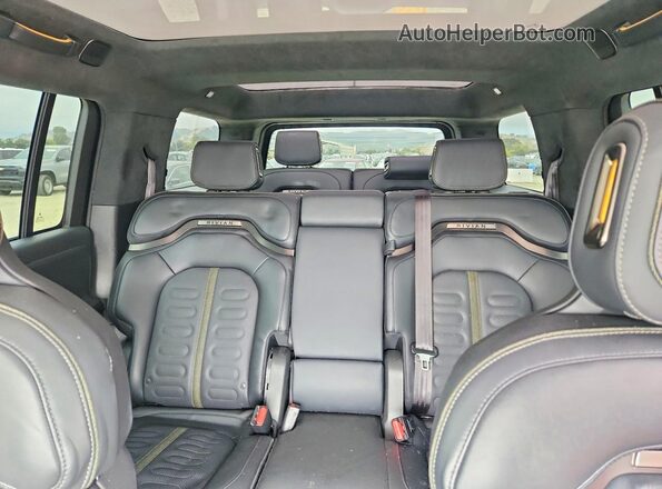 7PDSGBBA8RN037165 2024 RIVIAN R1S Gray Widok tylnych siedzeń