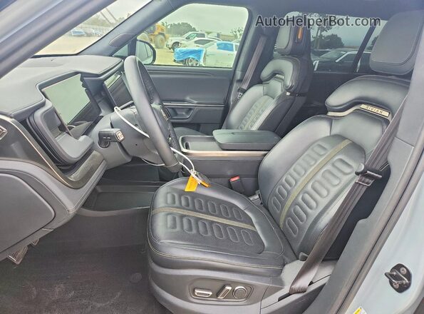 7PDSGBBA8RN037165 2024 RIVIAN R1S Gray Widok wnętrza z przodu